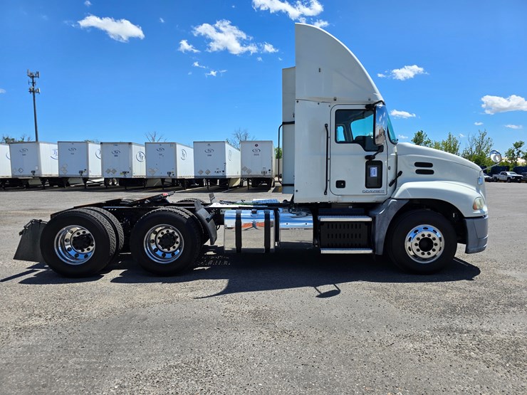 #16603-•-2016-mack-cxu613-day-cab-image-20