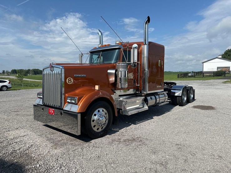 2019-kenworth-w900l-image-1