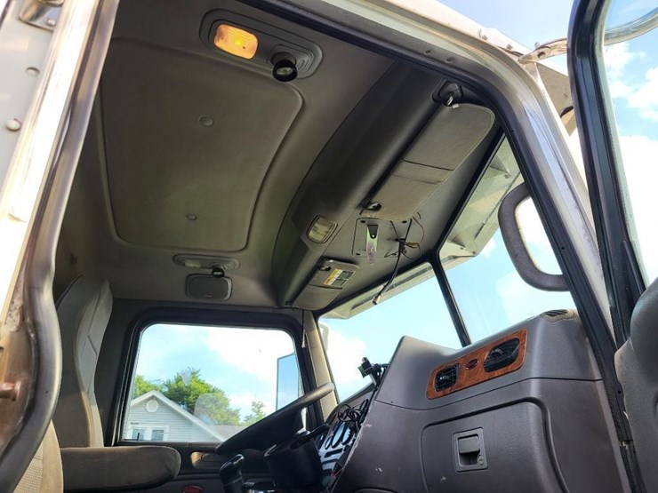 2008-peterbilt-384-image-59
