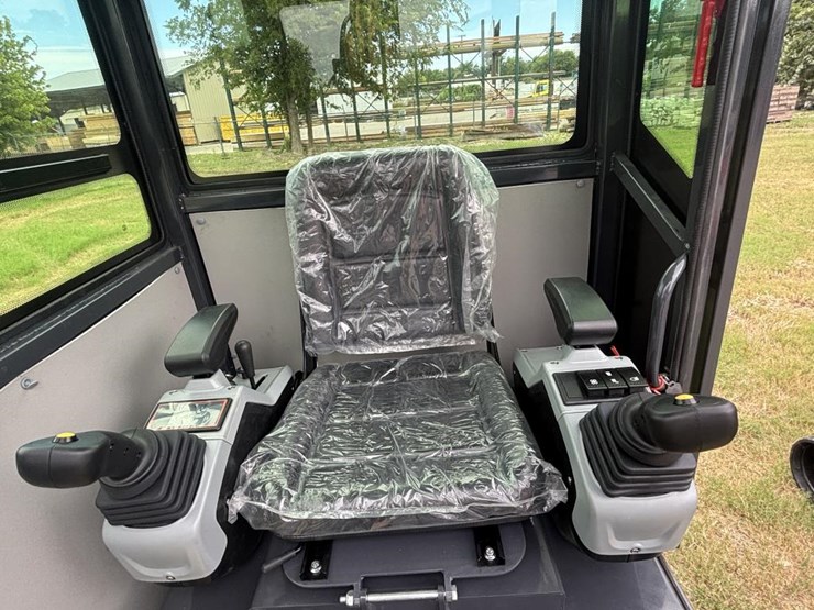 #113-•-cfg-industrial-excavator-w/-enclosed-cab-image-7