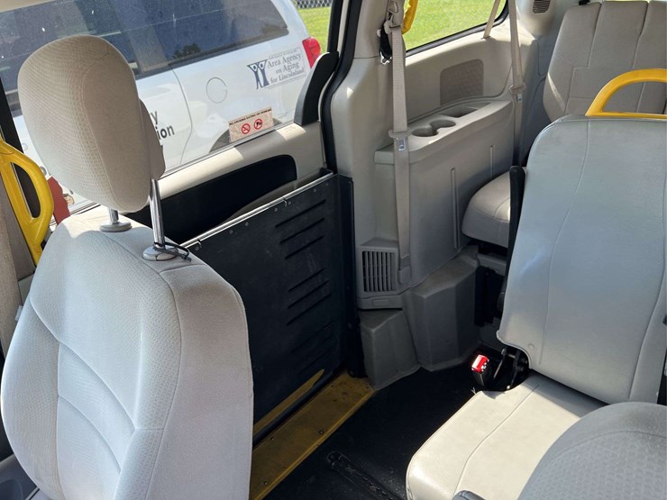 2012-dodge-grand-caravan-image-17