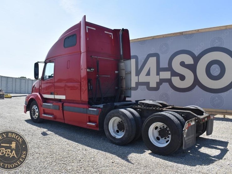 2005-volvo-vnl64t670-image-10