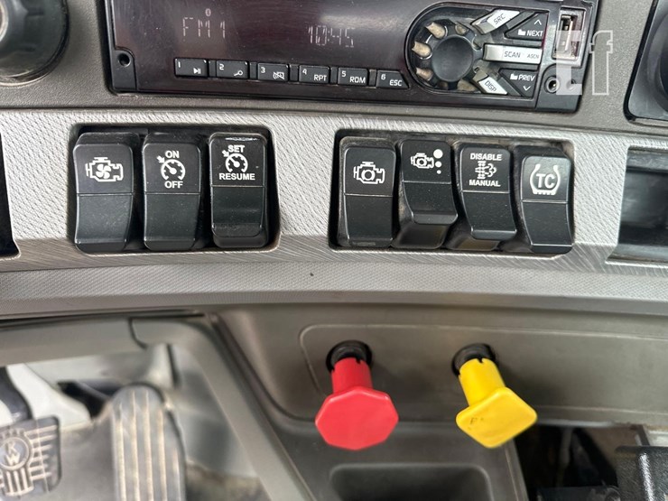 2015-kenworth-t880-image-32