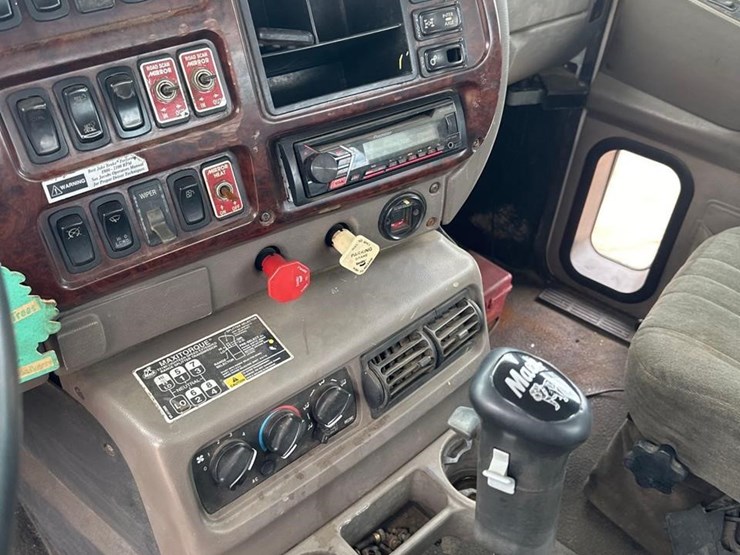 2001-mack-ch613-image-23