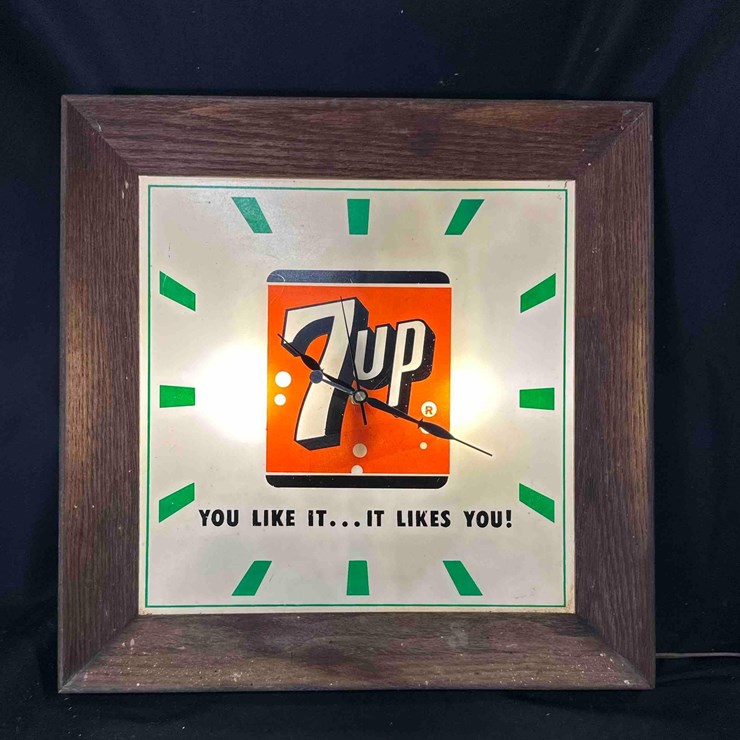 1010 - 7UP LIGHTED CLOCK - 15" x 15"