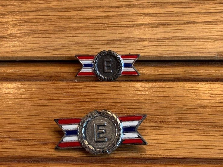 john-deere-wwii-“e”-program-+-pins-image-4