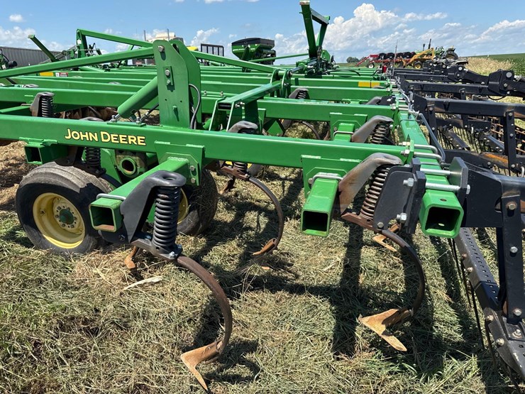 john-deere-2310-image-11
