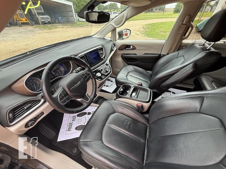 2017-chrysler-pacifica-image-8