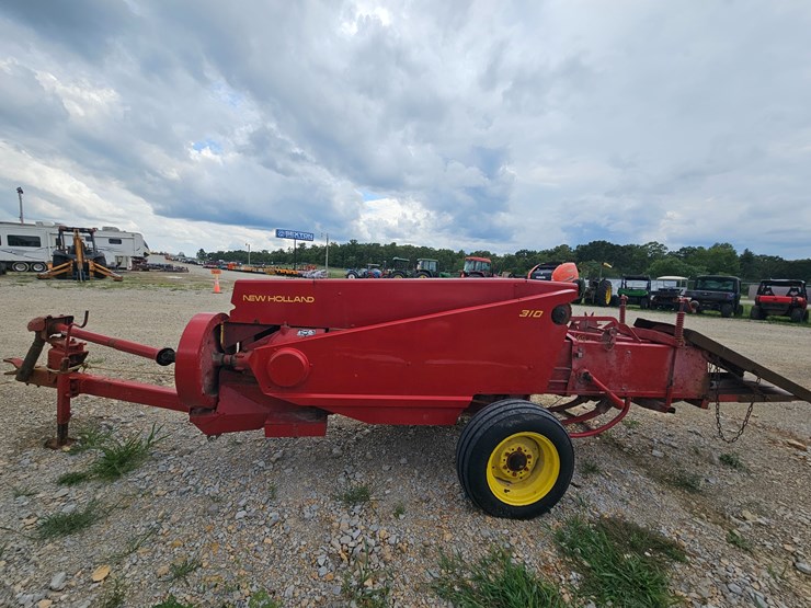 new-holland-310-image-3