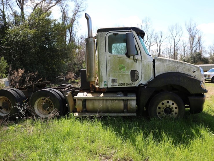 2007-freightliner-columbia-120-image-11