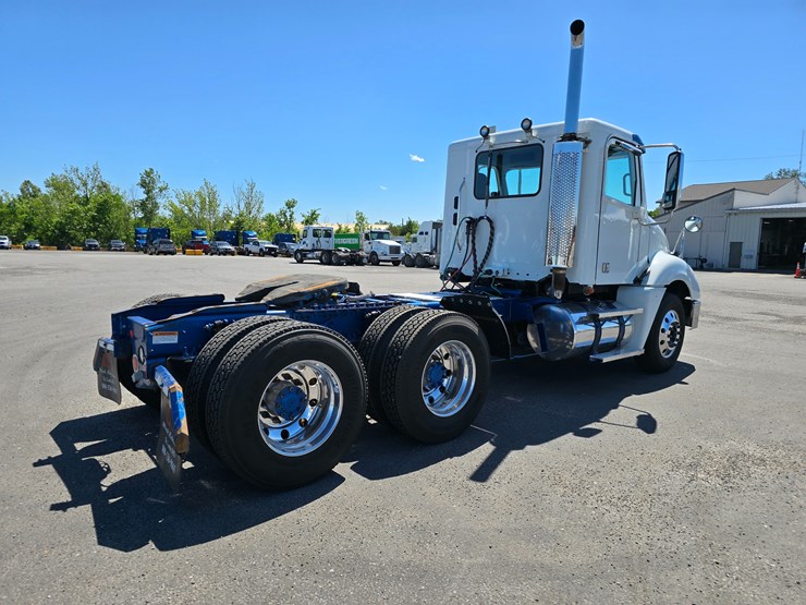 2020-freightliner-columbia-120-image-33
