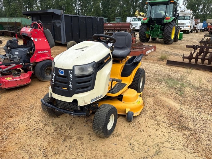 143---cub-cadet-lawn-tractor-image-2