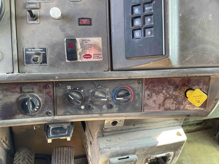 2004-kenworth-t300-single-axle-dump-truck-image-51