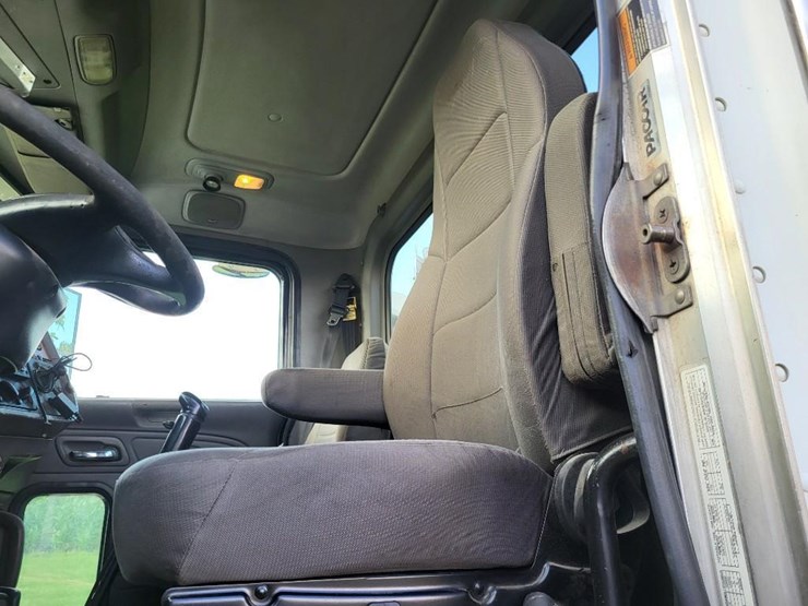 2008-peterbilt-384-image-45