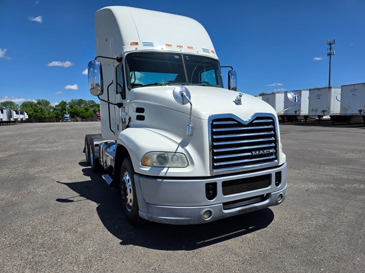 #16603-•-2016-mack-cxu613-day-cab-image-26