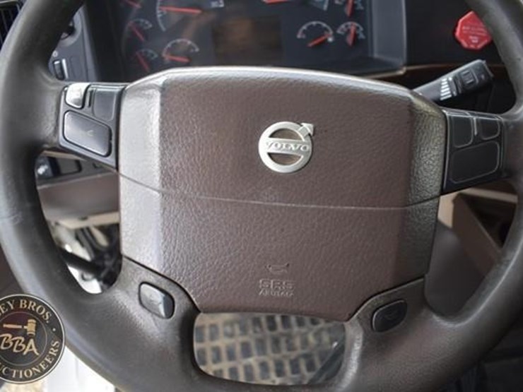 2014-volvo-vnl64t670-image-81