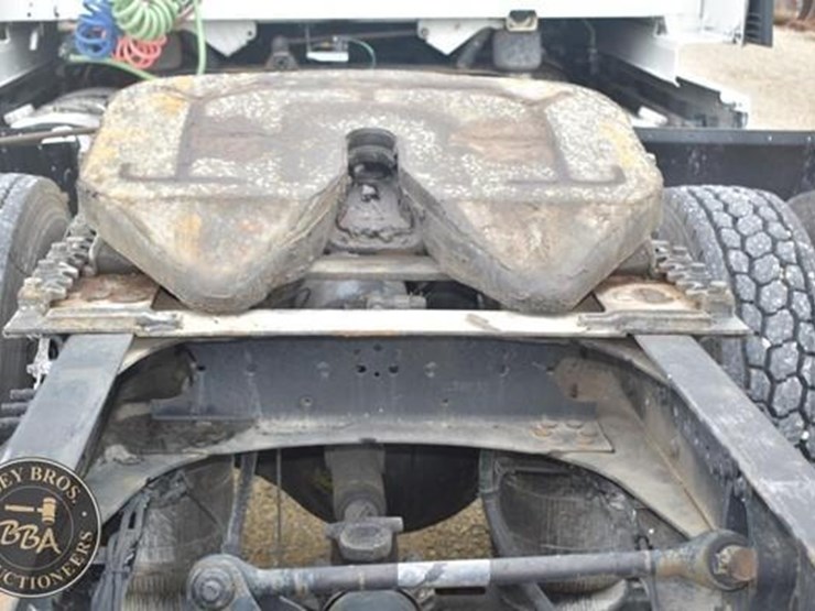 2014-volvo-vnl64t670-image-29