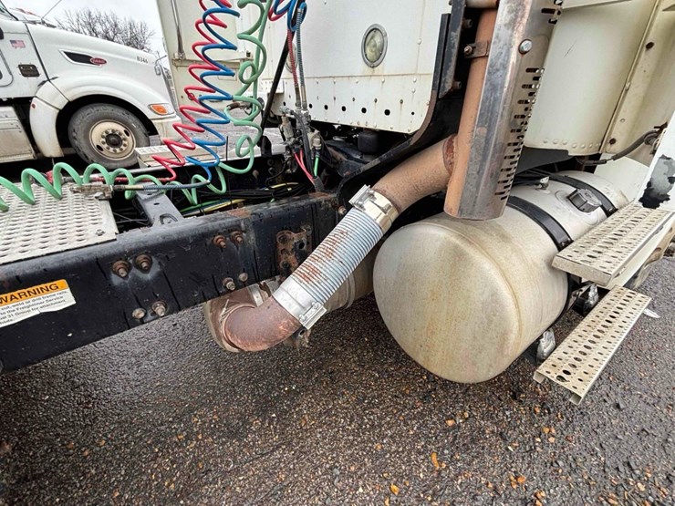 2009-freightliner-columbia-120-image-33