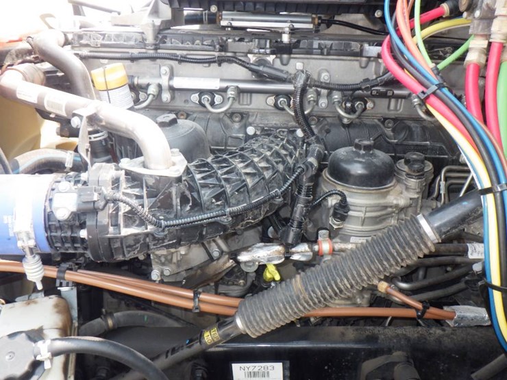 2023-freightliner-cascadia-126-image-13