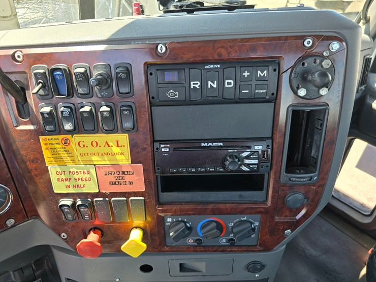 #16603-•-2016-mack-cxu613-day-cab-image-59