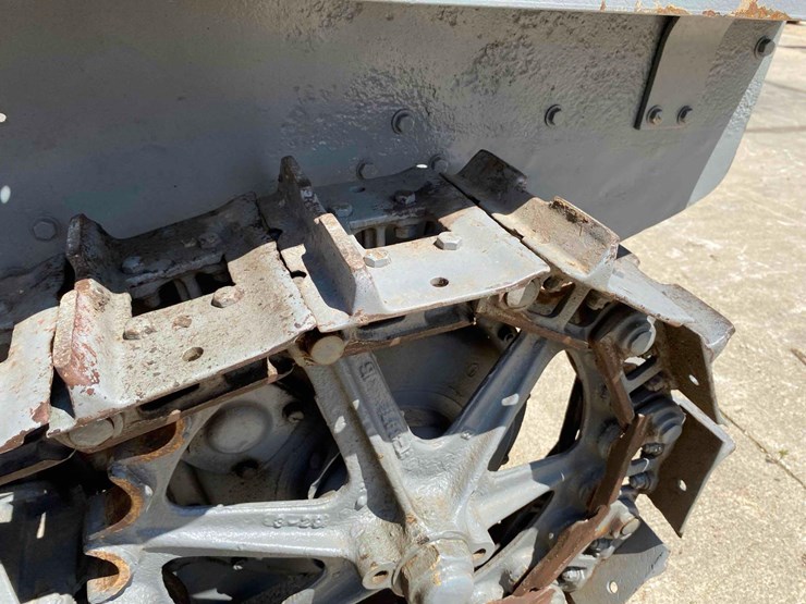 caterpillar-10-ag-crawler-image-15