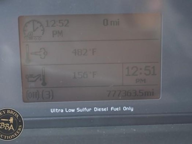 2014-volvo-vnl64t670-image-77