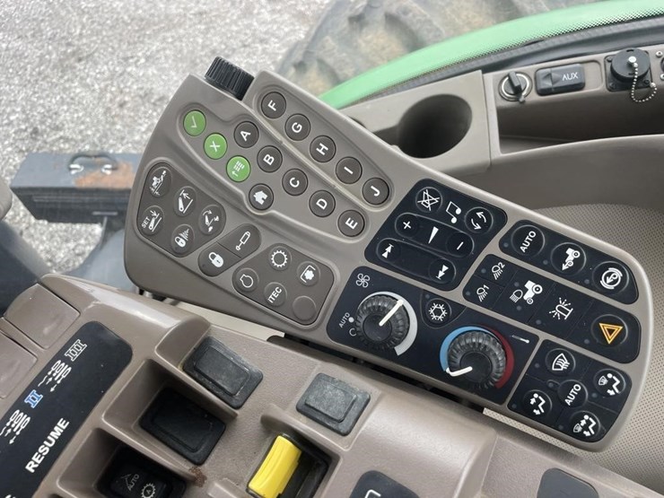 2011-john-deere-8335r-image-7