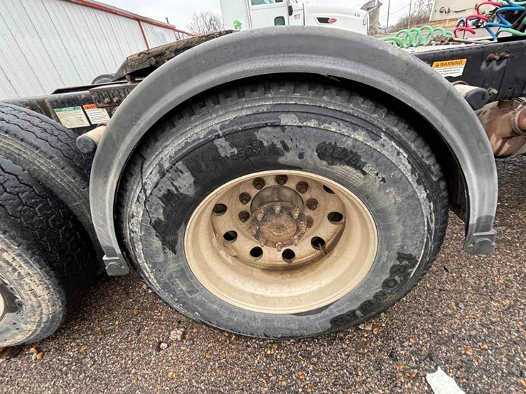 2009-freightliner-columbia-120-image-31