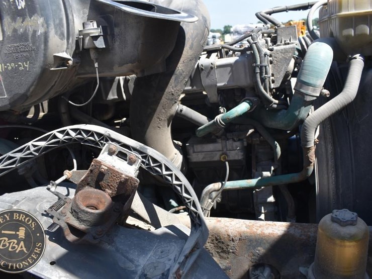 2005-volvo-vnl64t670-image-39