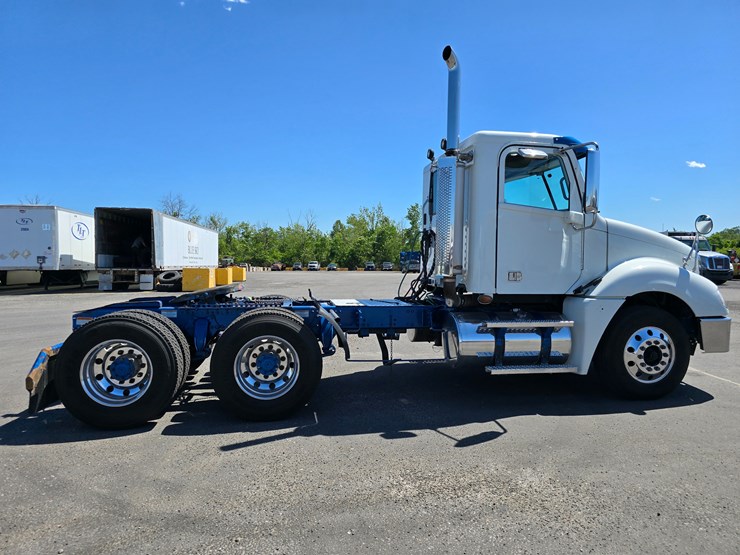 2020-freightliner-columbia-120-image-38