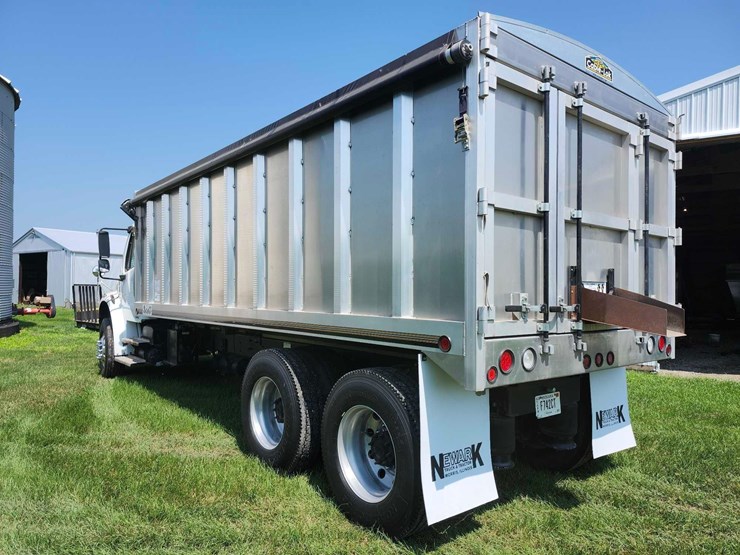 2007-freightliner-business-class-m2-tandem-truck-image-10