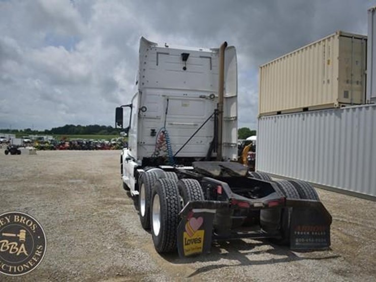 2014-volvo-vnl64t670-image-5