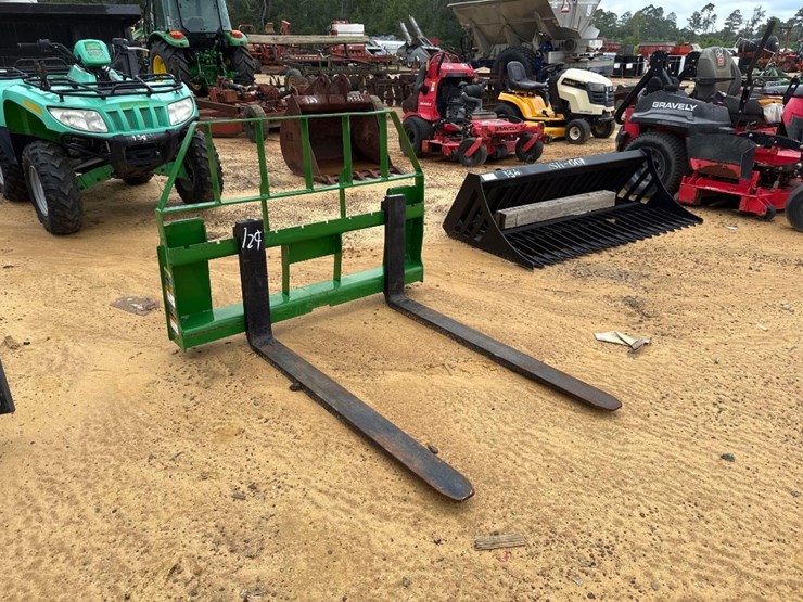 129---frontier-john-deere-pallet-forks-image-1