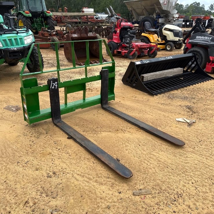 129 - FRONTIER JOHN DEERE PALLET FORKS