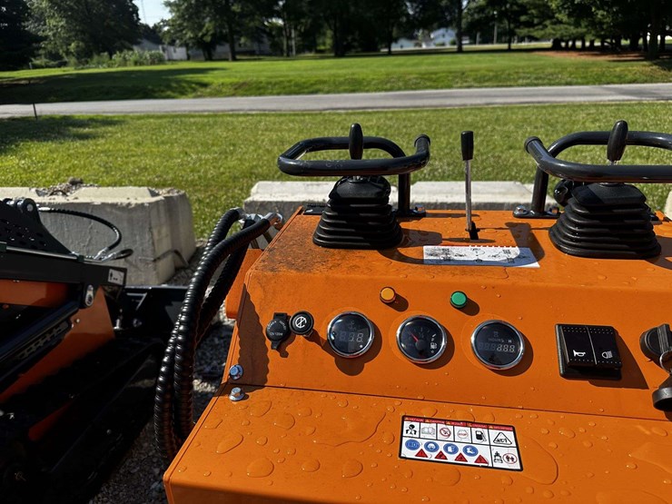 mini-skid-steer-image-6