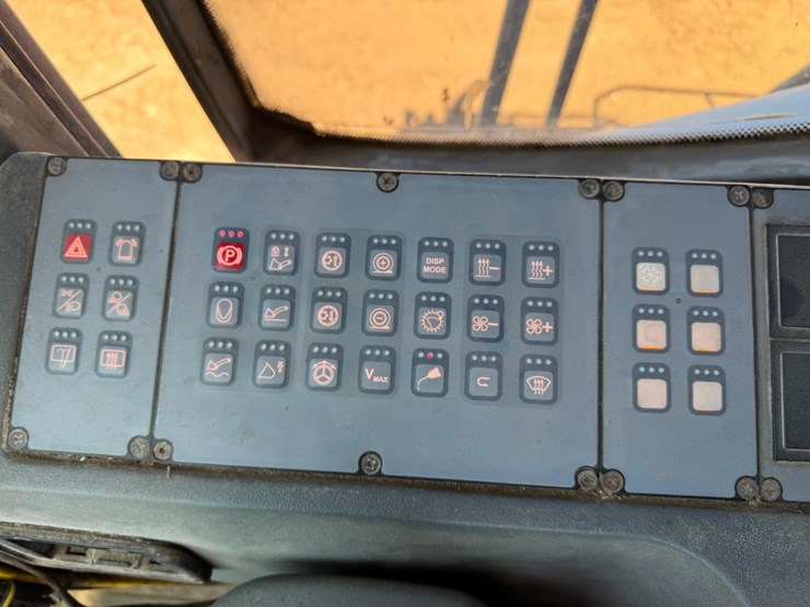 2011-liebherr-l586-image-57