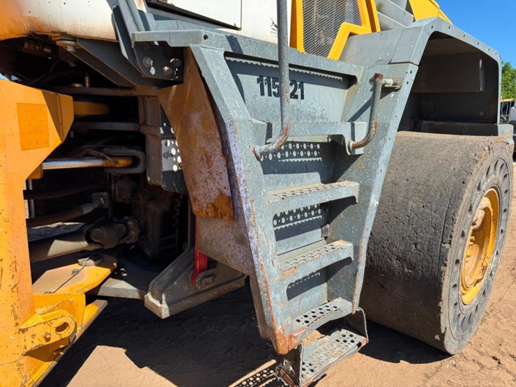 2011-liebherr-l586-image-37