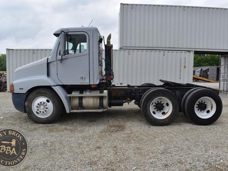 2002-freightliner-century-112-image-3
