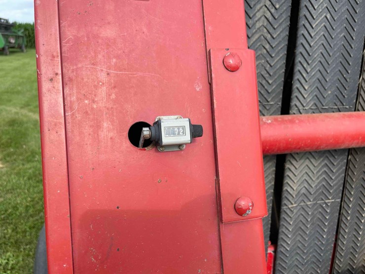 case-8430-round-baler-image-16