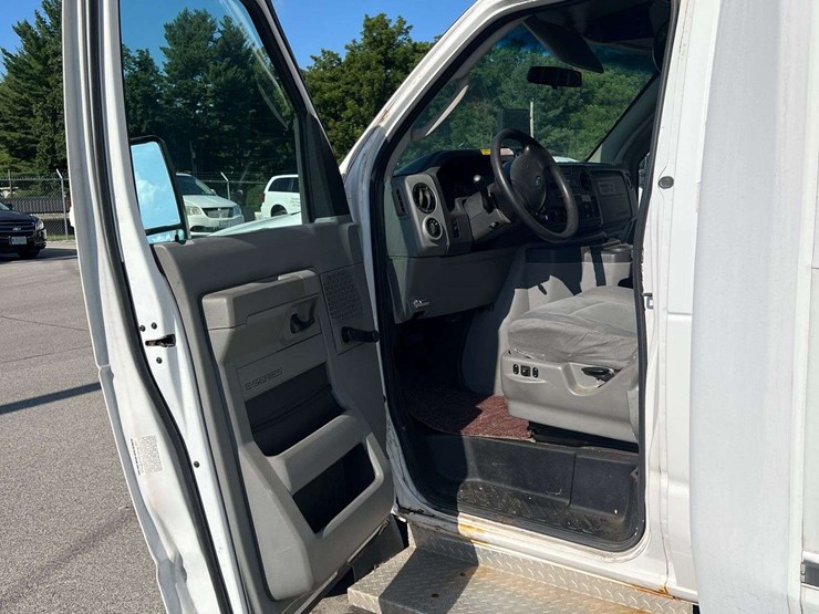 2011-ford-e350-image-8