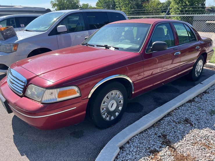 2003-ford-crown-victoria-image-1