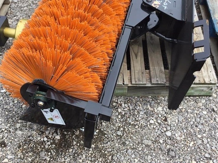 new-giyi-skid-steer-sweeper-image-7