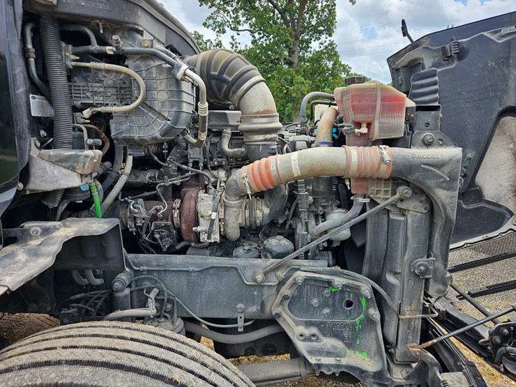 2018-peterbilt-579-image-50