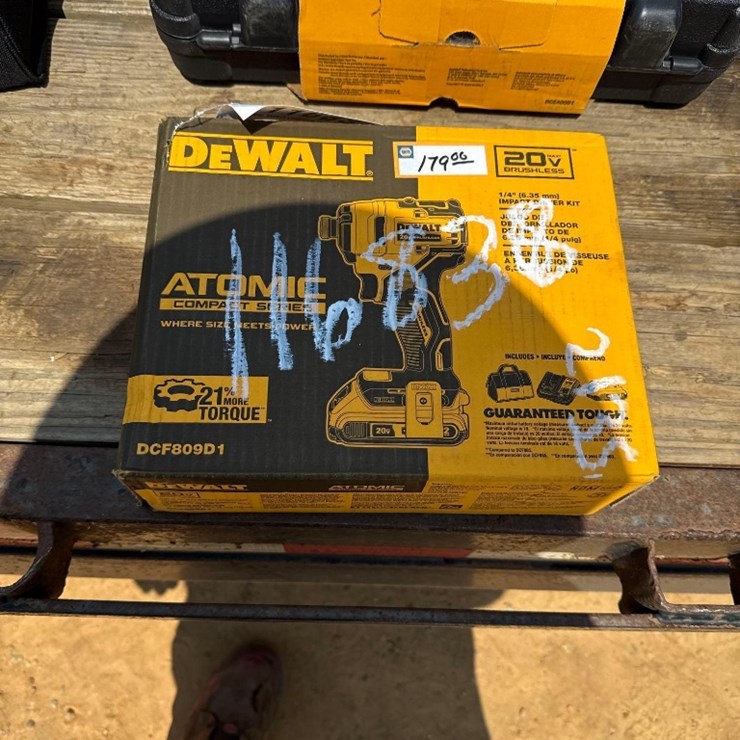 2135 - DEWALT 1/4" IMPACT