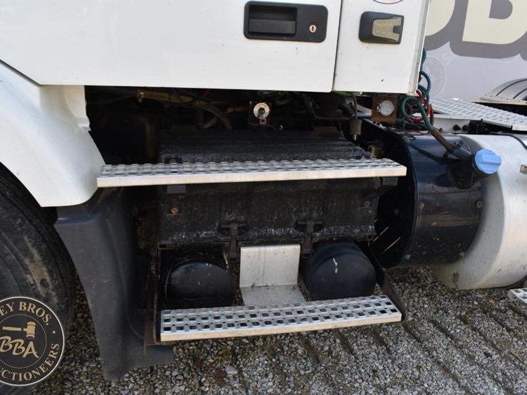 2015-volvo-vnm64t200-image-22