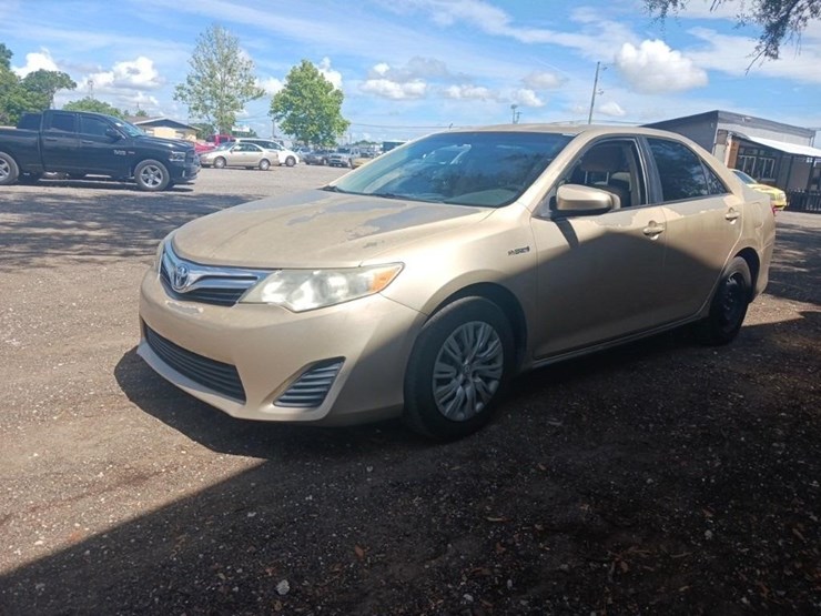 2012-toyota-camry-hybrid-le-runs/moves-image-3
