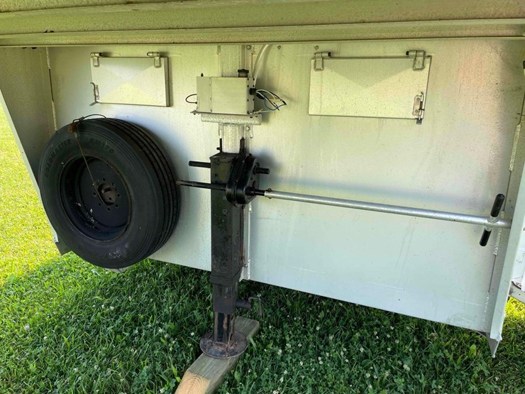 2006-8’x28’-c&c-aluminum-livestock-trailer-image-8