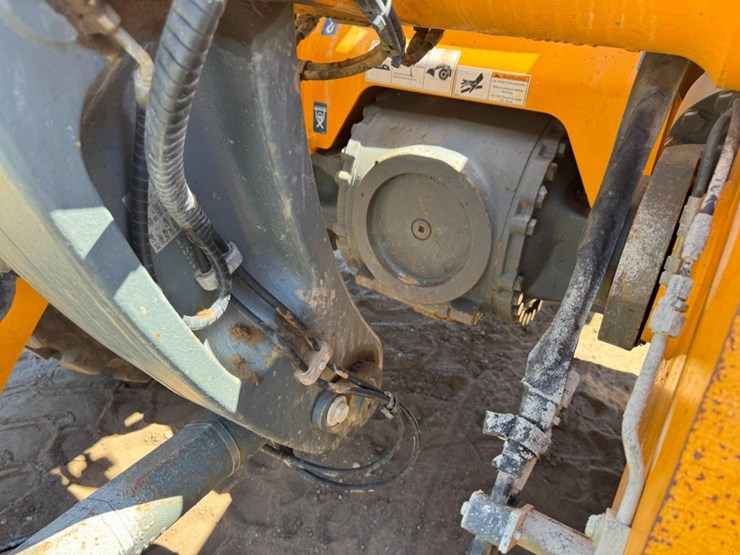2021-liebherr-l556-image-13