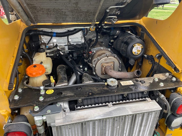 2019-deere-318g-image-27