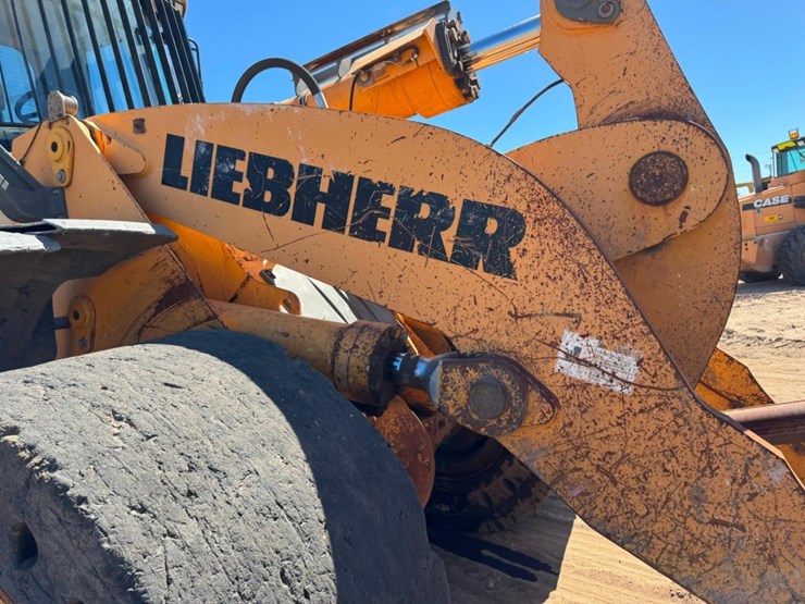 2011-liebherr-l586-image-51